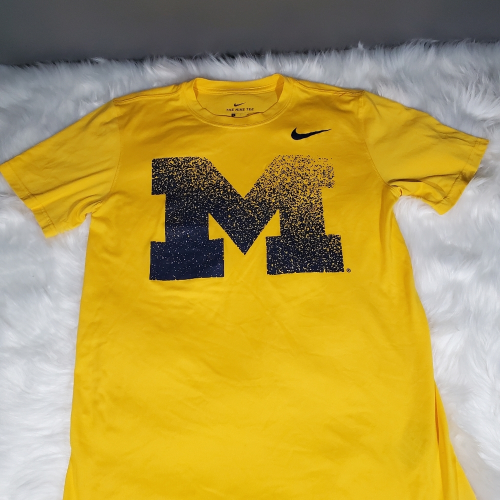 The Nike Tee men's shirt size S